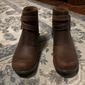 Women’s Clarks brown leather ankle boots NWOT size 6.5M